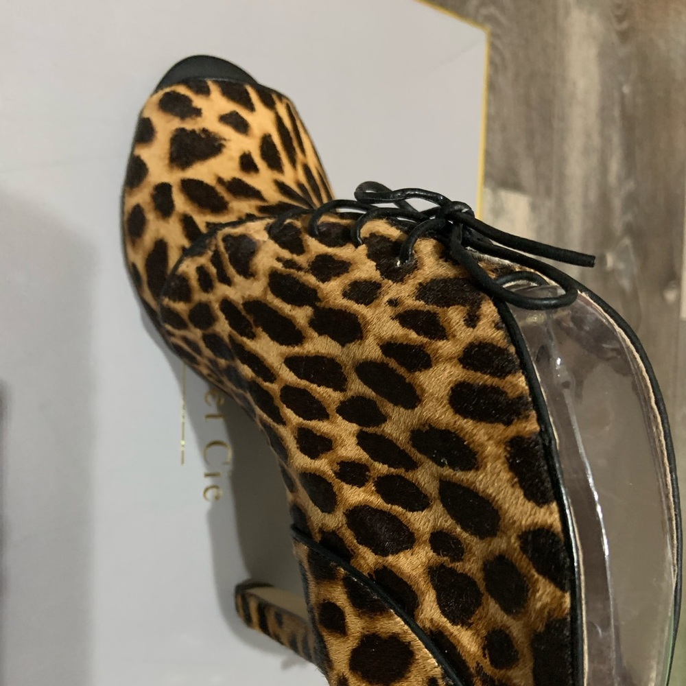 Cheetah/Blk lace up open toe bootie. Size US 5.5